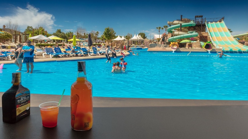 magic robin hood resort bar tematico piscina vacaciones con niños